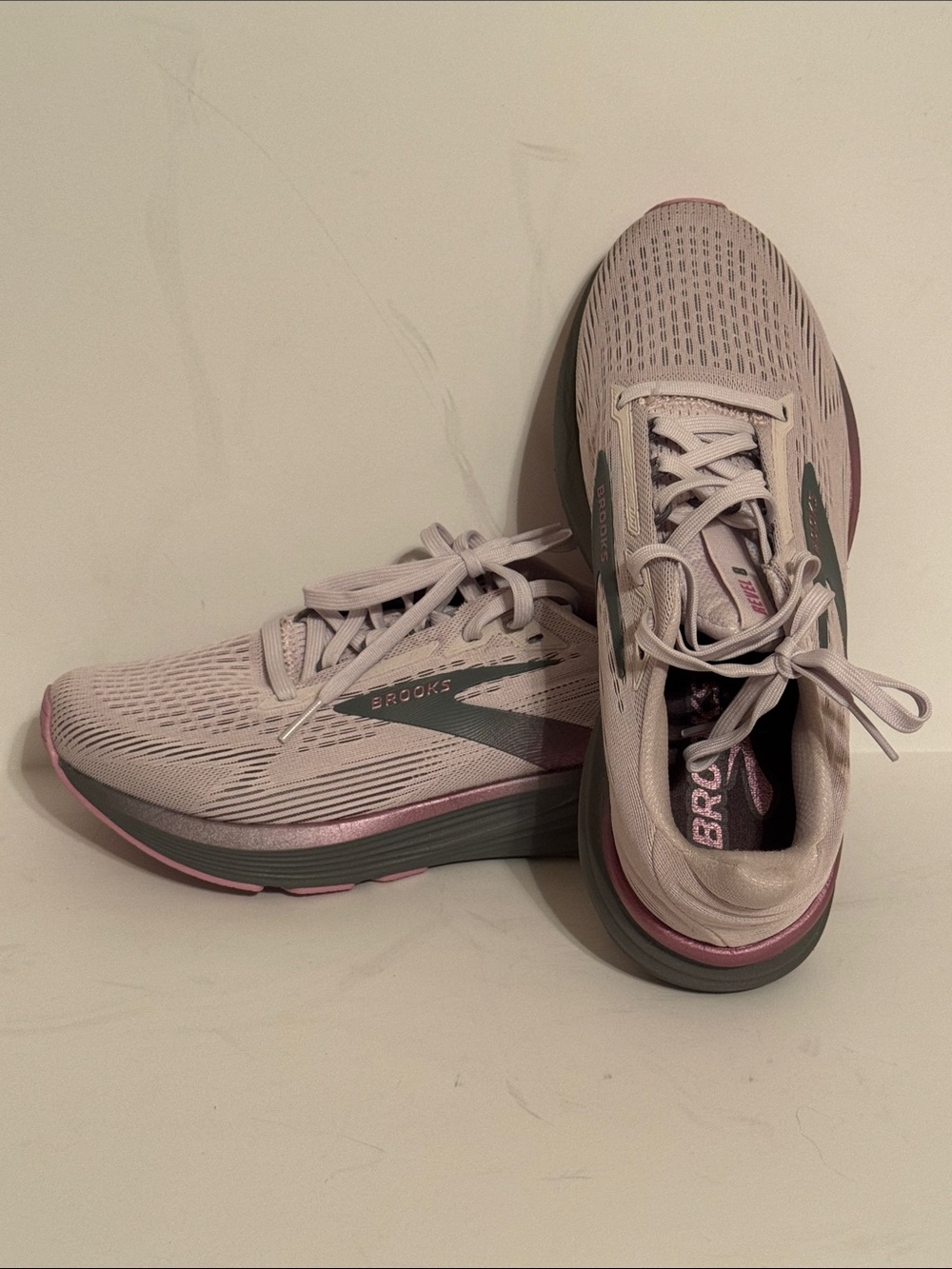 Brooks RevelWomen's Running Shoes Size 8- Pale Pink and Gray